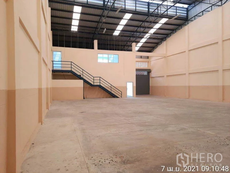 โรงงาน ให้เช่าในBang Bua Thong, Nonthaburi - มุมมองคลังสินค้าเห็นโครงหลังคาเหล็ก บันไดขึ้นออฟฟิศชั้นลอย และประตูโหลด