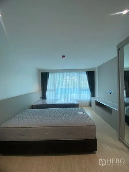 อพาร์ทเมนท์ ให้เช่าในWatthana, Bangkok - ห้องนอนที่สองมีเตียงสองเตียง หน้าต่างเต็มผนังพร้อมผ้าม่านโปร่ง และตู้เสื้อผ้าบานกระจก