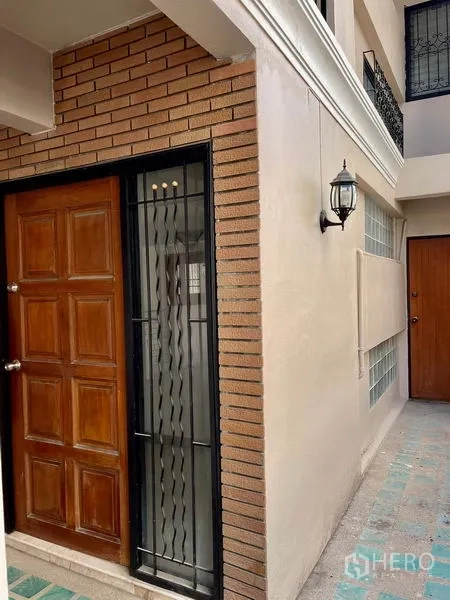 สำนักงานที่บ้าน ให้เช่าในKhlong Toei, Bangkok - ทางเข้าหลัก ประตูไม้ โคมไฟภายนอก และผนังอิฐ