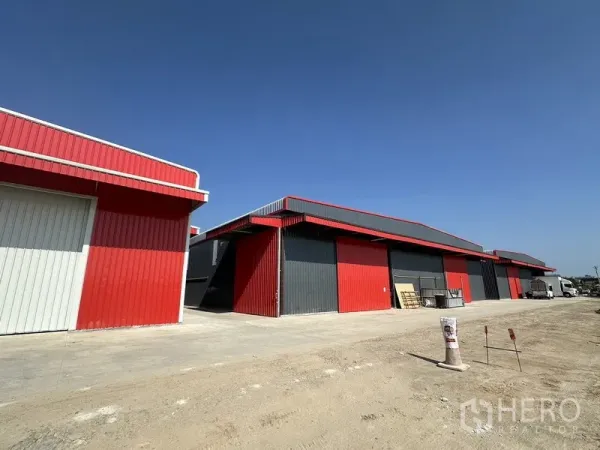 货栈 出租在Lam Luk Ka, Pathum Thani - 兰鲁甲全新红灰配色仓库，宽阔混凝土场地与便捷卡车装卸区。