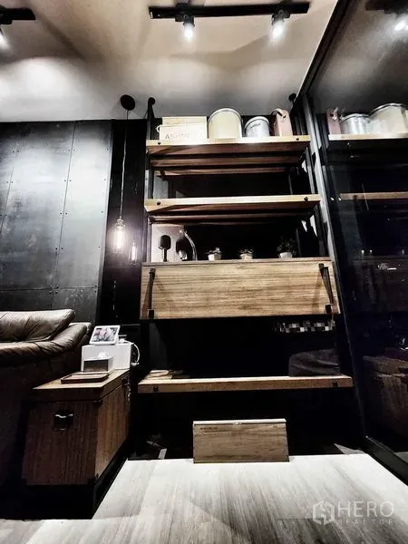 คอนโด ขายในPathum Wan, Bangkok - ชั้นลอยไม้บิลท์อินและไฟดาวน์ไลท์ในพื้นที่นั่งเล่น