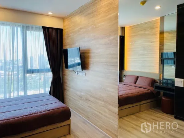 คอนโด ให้เช่าในBang Na, Bangkok - สองห้องนอนติดกัน ผนังลายไม้ หน้าต่างบานใหญ่ และทีวีติดผนัง