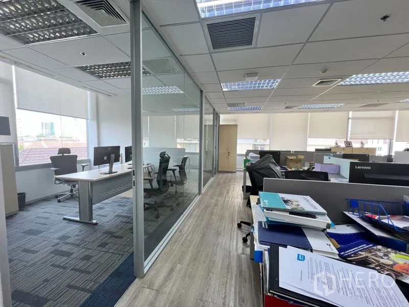 办公空间 出租 - 大面积办公空间，玻璃房间、多台显示器与宽窗。