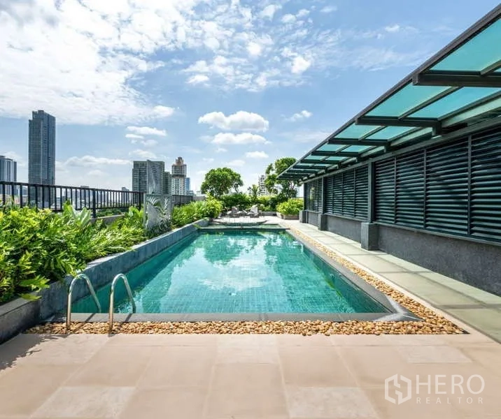 คอนโด ให้เช่า - สระว่ายน้ำบนดาดฟ้าพร้อมวิวเมืองและพื้นที่อาบแดด