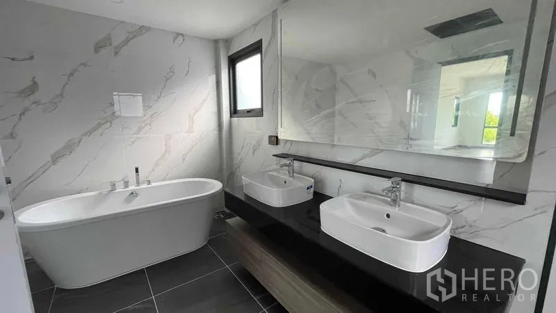 Detached House for sale in Bang Phli, Samut Prakan - Luxury bathroom featuring a freestanding bathtub, double vanity and marble-look walls.