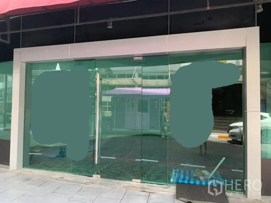 零售空间 出租在Khlong Toei, Bangkok - 宽幅玻璃门面与双开门及人行道，适合显眼品牌展示。