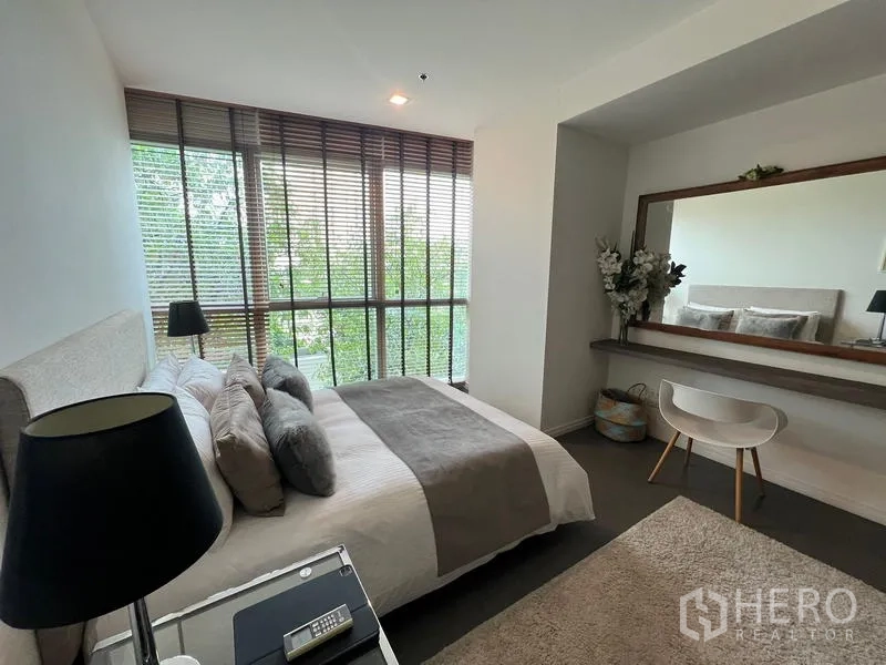 คอนโด ขายในKhlong San, Bangkok - ห้องนอนพร้อมมุมแต่งตัว กระจกยาวเต็มผนัง และแสงธรรมชาติอ่อน ๆ