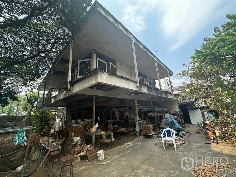 คลังสินค้า ให้เช่าในWatthana, Bangkok - อาคารบ้านสองชั้นพร้อมระเบียงกว้างภายในแปลงโกดัง