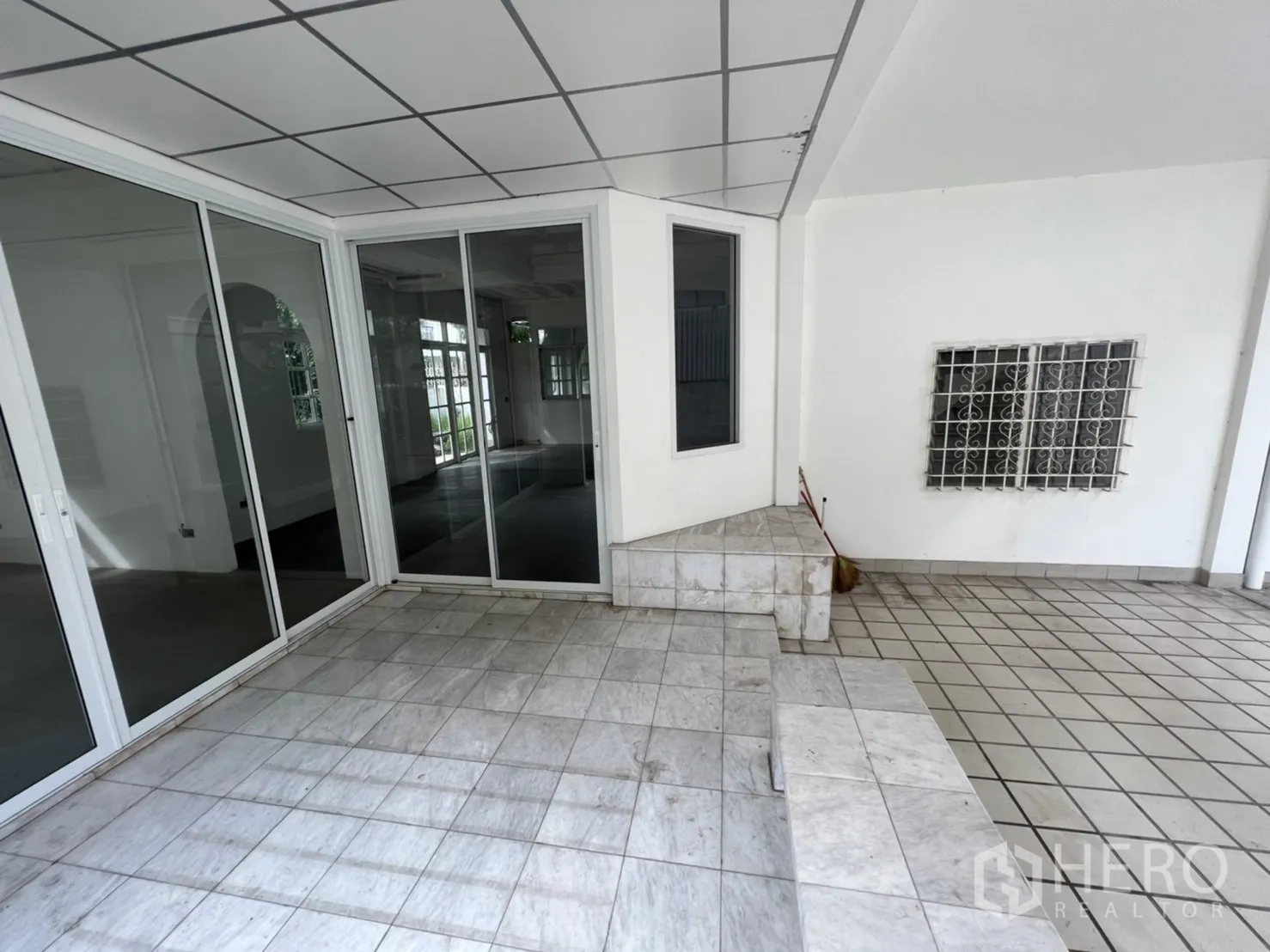 บ้าน ให้เช่าหรือขายในSathon, Bangkok - เฉลียงปูกระเบื้องมีหลังคา ผนังกระจกบานใหญ่และขั้นนั่ง