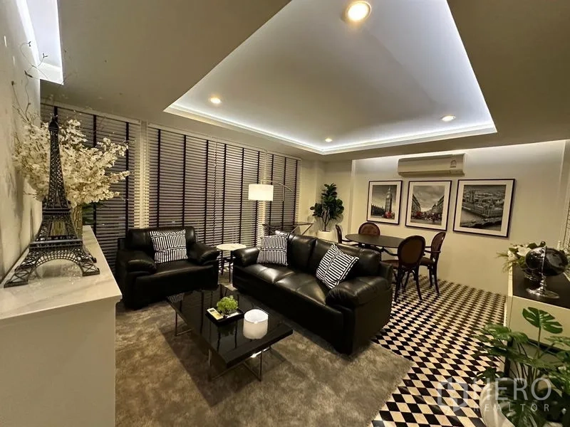 独立式住宅 出租 - 时尚休闲区，黑色皮沙发，棋盘格地面，旁连餐区。