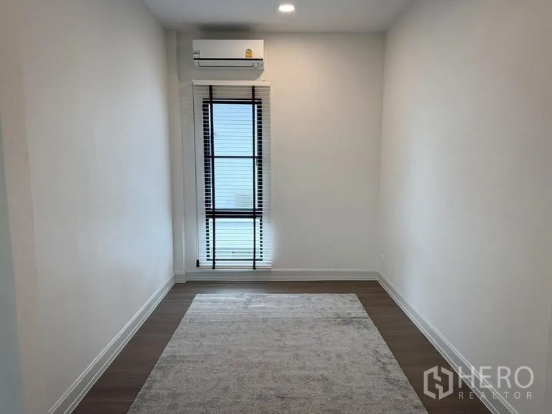 独立式住宅 出租或出售 - 多功能空房，窄窗、空调与地毯。