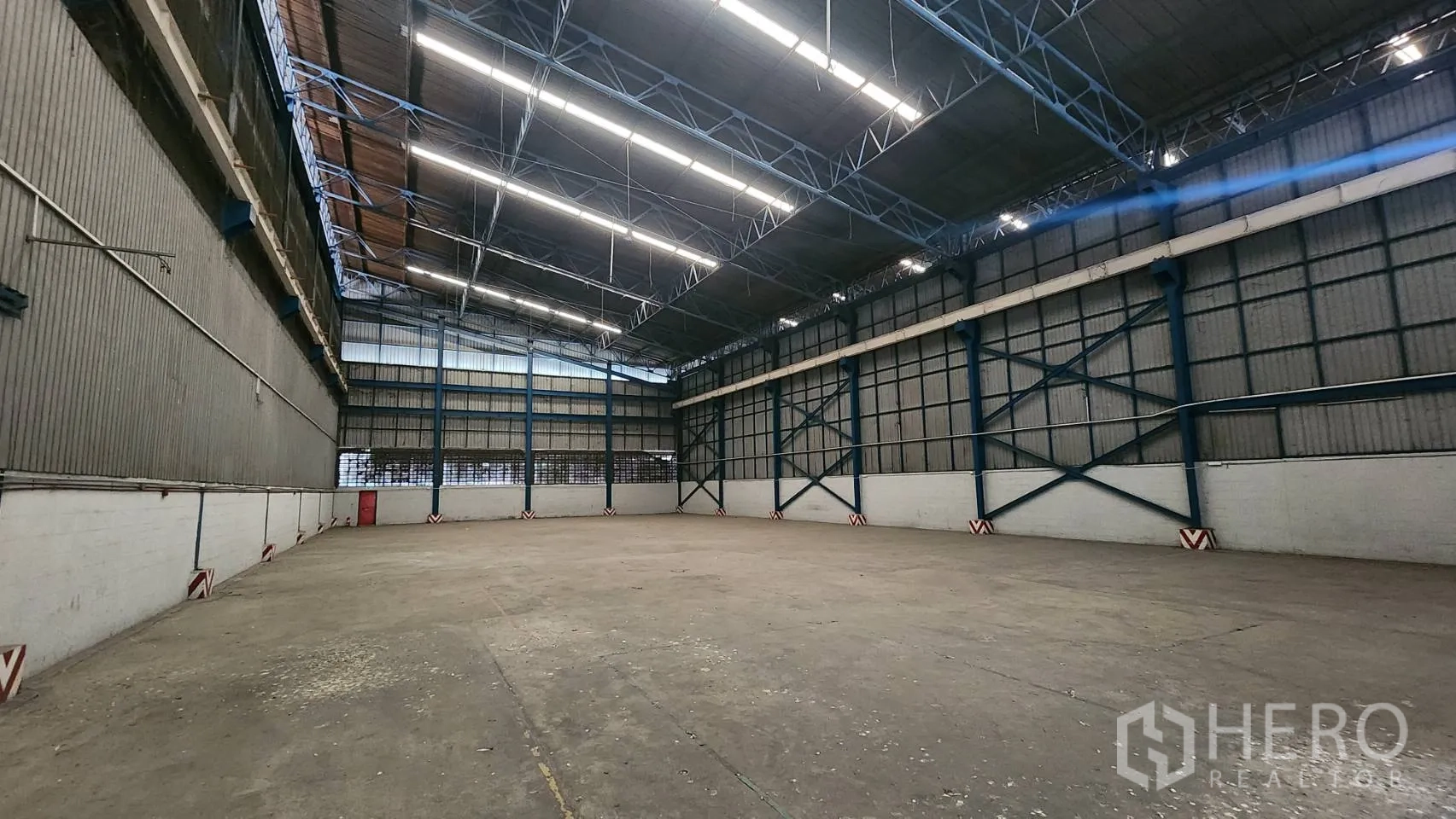 คลังสินค้า ให้เช่าในMueang Samut Prakan, Samut Prakan - พื้นที่ภายในโกดัง เพดานสูงประมาณ 8 ม. โครงเหล็กและพื้นคอนกรีต