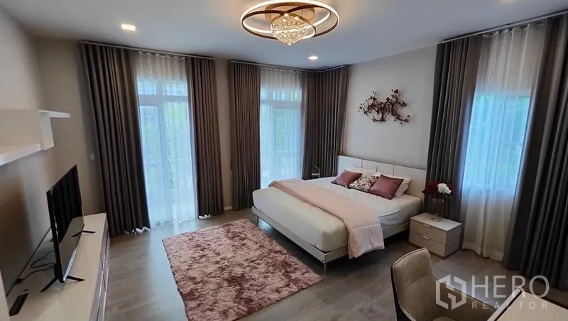 บ้าน ให้เช่าในPrawet, Bangkok - ห้องนอนมาสเตอร์กว้าง โปร่งแสง โคมไฟเพดาน และโทนชมพูอ่อน