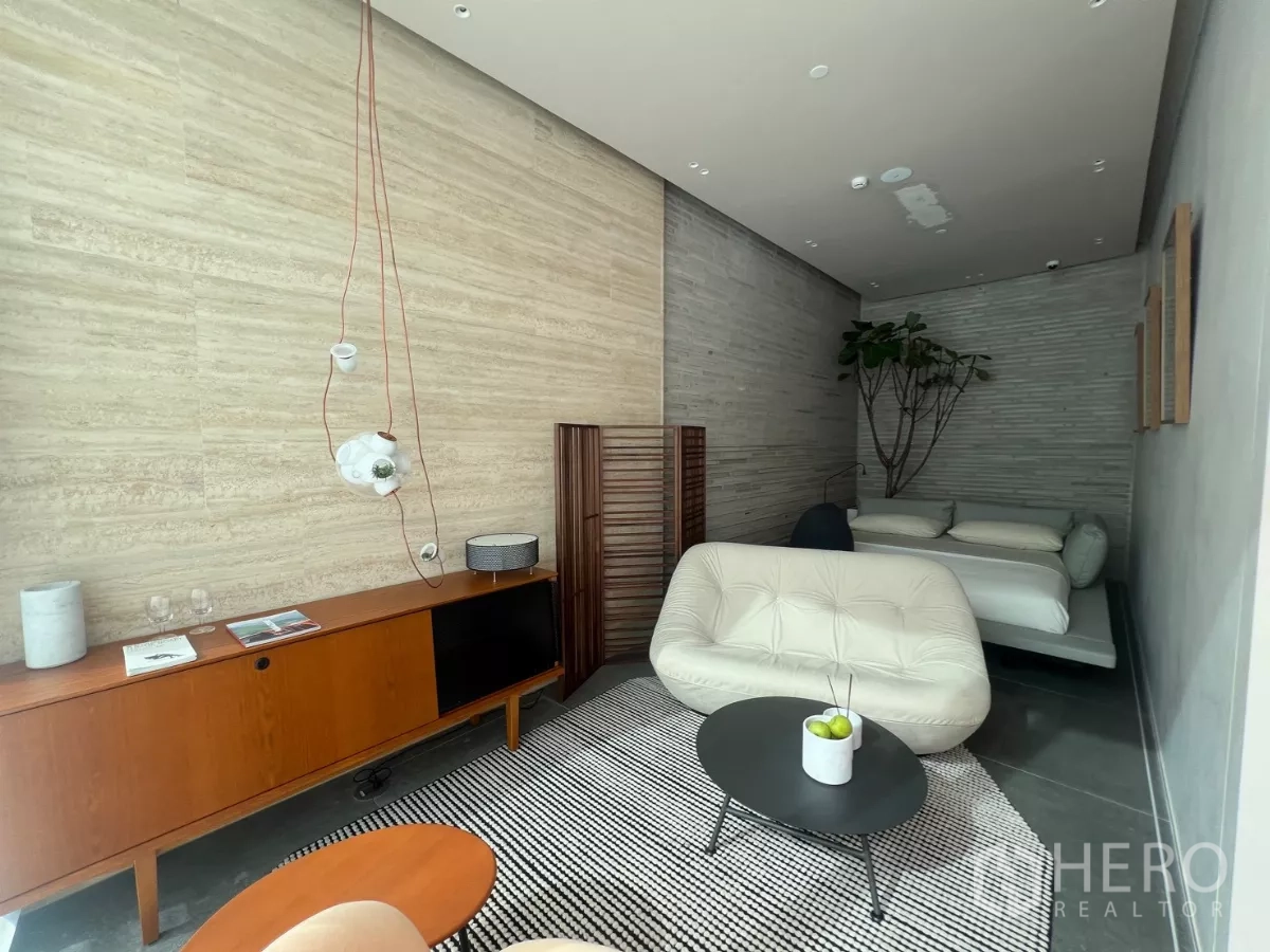 零售空间 出租 - 时尚展示房，木质边柜、吊灯与日间床。