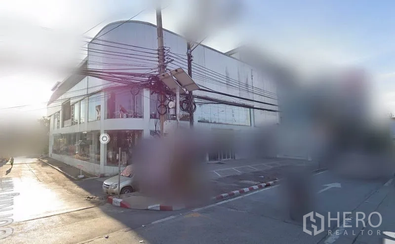 พื้นที่ขายปลีก ให้เช่าในBang Phli, Samut Prakan - อาคารค้าปลีกมุมถนน กระจกโปร่งหลายชั้น หน้าต่างบานใหญ่ มีป้ายเด่นและที่จอดรถ ติดถนนหลักในบางพลี