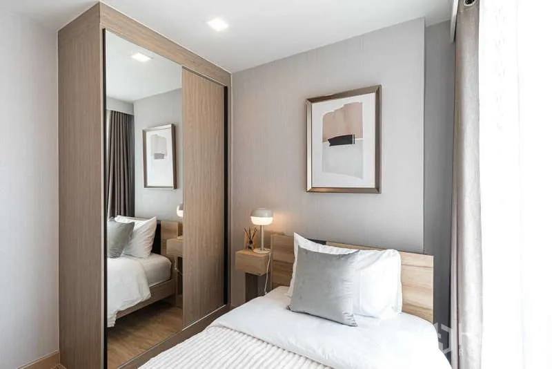 คอนโด ให้เช่า - ห้องนอนกะทัดรัดพร้อมตู้เสื้อผ้าบานเลื่อนกระจกและหน้าต่างใหญ่