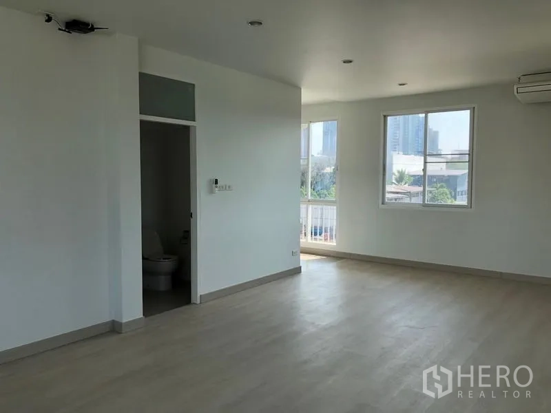 Detached House for rent - Spacious living area with light wood flooring, windows with city views, and air-conditioning.