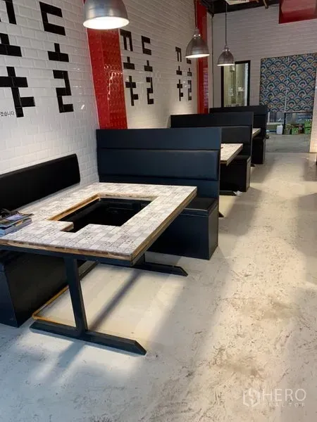 อาคารพาณิชย์ ให้เช่าในKhlong Toei, Bangkok - แถวบูธนั่งพร้อมโคมไฟแขวน โต๊ะเจาะช่องเตา ติดผนังกระเบื้องสีขาว