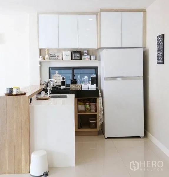 Detached House for rent or sale in Bang Kapi, Bangkok - Compact pantry and coffee bar with sink, countertop and tall refrigerator.