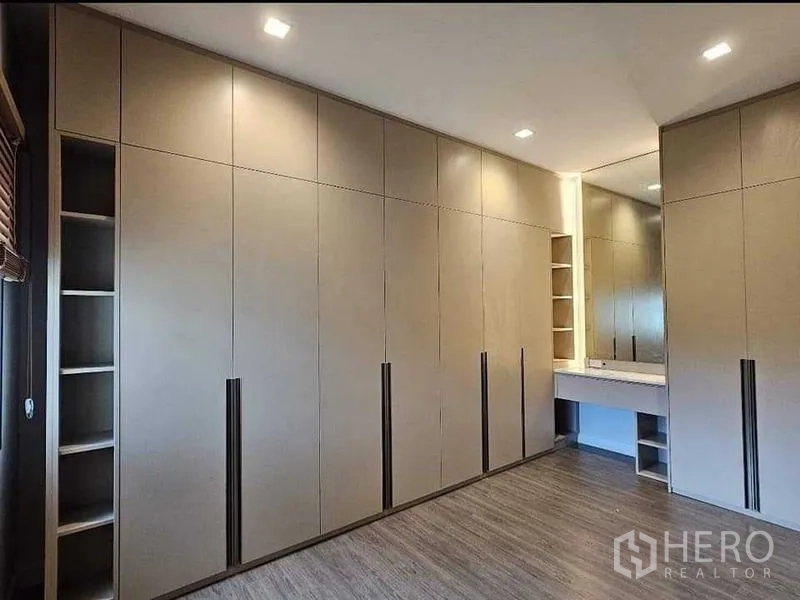 บ้าน ขายในBang Kruai, Nonthaburi - ห้องแต่งตัวกว้าง ตู้บิลท์อินเต็มผนัง พร้อมโต๊ะเครื่องแป้งและกระจก