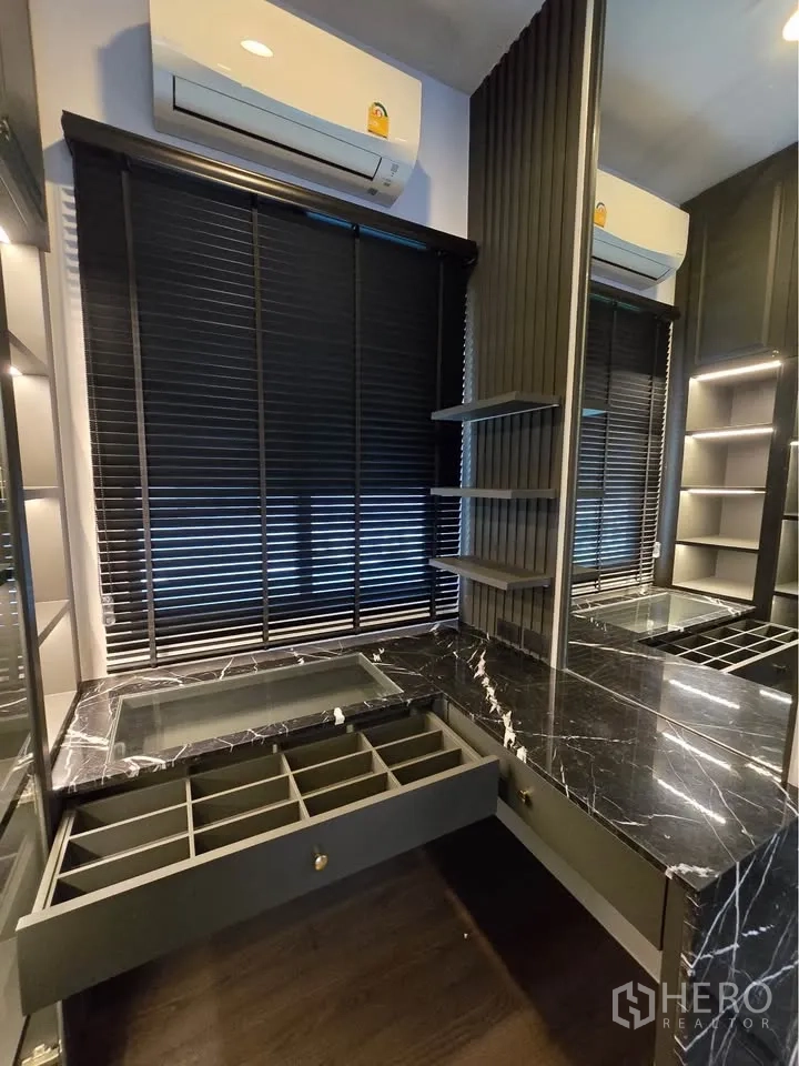 บ้านเดี่ยว for rent in Bang Kapi, Bangkok - ห้องแต่งตัวพร้อมท็อปหินอ่อนสีดำ ลิ้นชักแบ่งช่อง และมู่ลี่