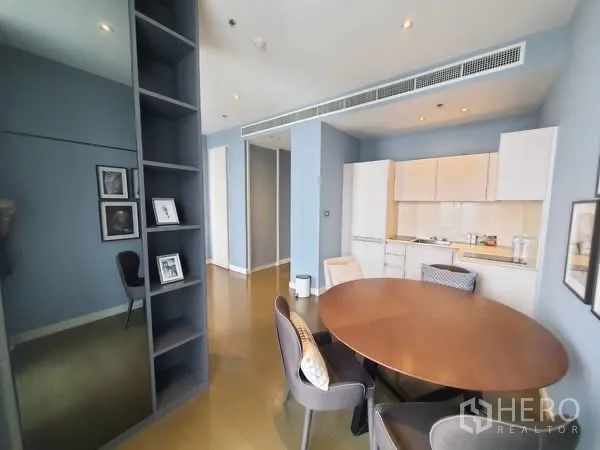 คอนโด for rent in Pathum Wan, Bangkok - ครัวบิวท์อินโทนขาว พร้อมตู้เก็บของ อยู่ติดมุมรับประทานอาหารและชั้นวางของ