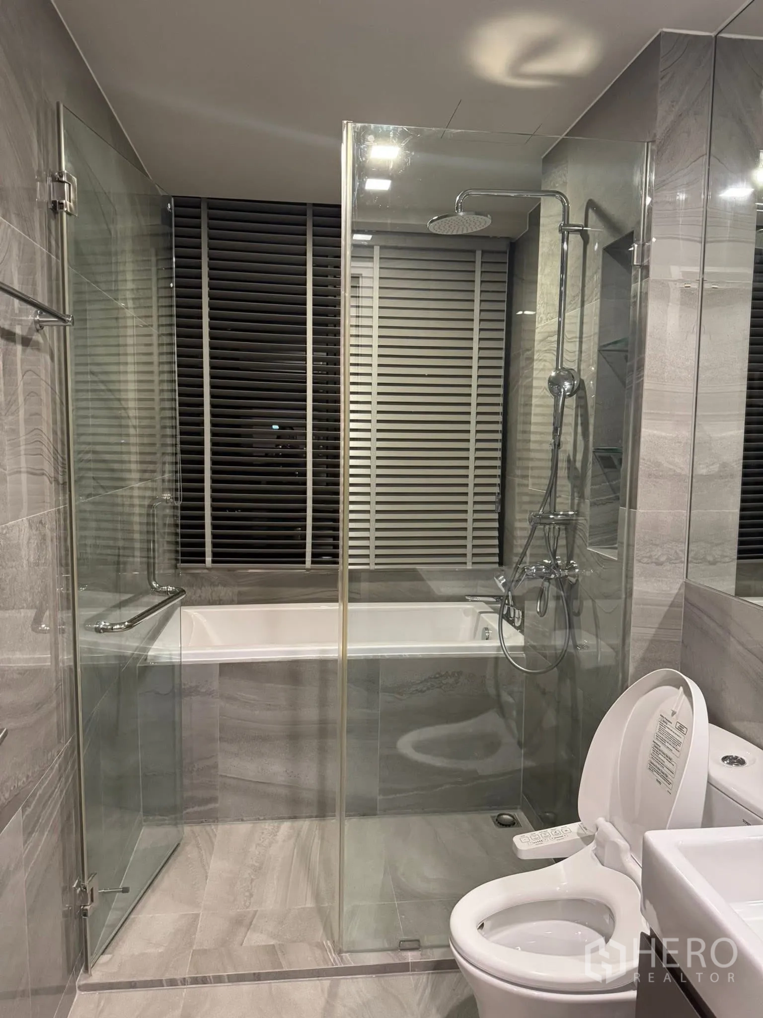 คอนโด for rent in Khlong Toei, Bangkok - ห้องน้ำโมเดิร์น มีฝักบัวกระจก อ่างอาบน้ำ และโถสุขภัณฑ์อัตโนมัติ