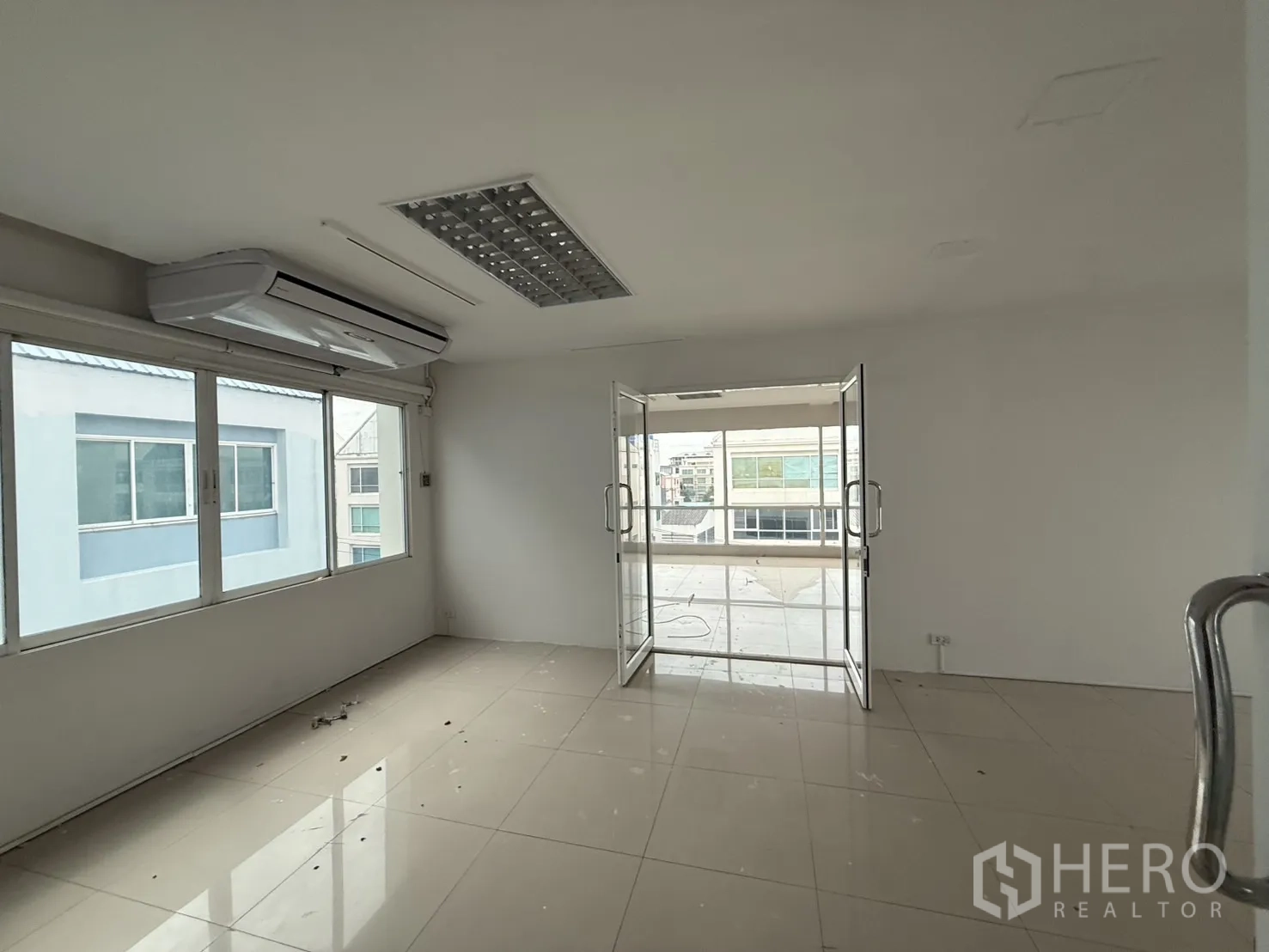 สำนักงาน ให้เช่าในBueng Kum, Bangkok - ห้องทำงานสว่าง พร้อมแอร์ติดผนังและประตูกระจกบานคู่