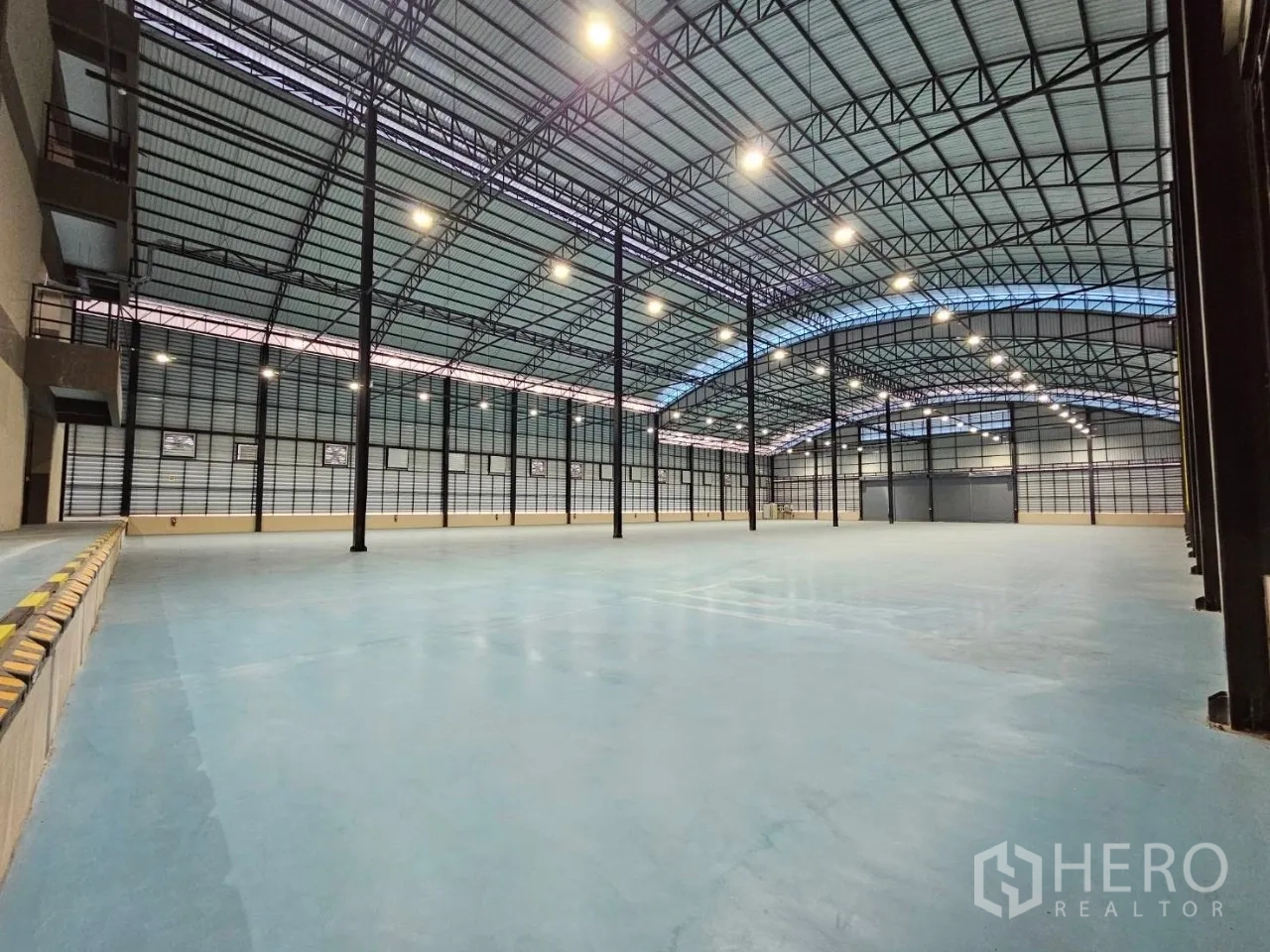 โรงงาน for rent in Si Racha, Chon Buri - คลังสินค้าความสูงโปร่ง พร้อมประตูม้วนทางเข้าไกลด้านท้ายและพื้นเรียบ