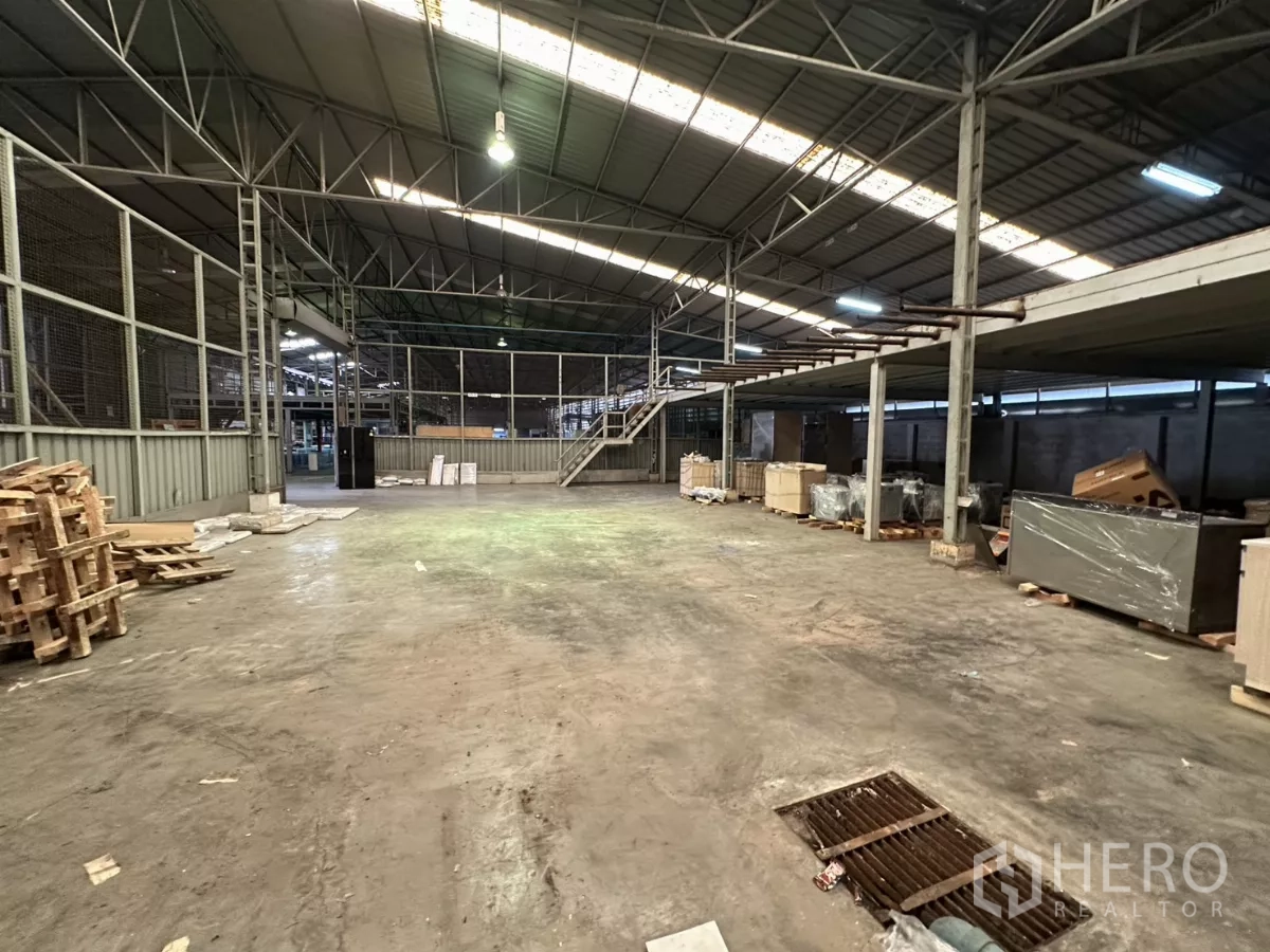 คลังสินค้า ให้เช่าในYan Nawa, Bangkok - ภายในกว้างเห็นผนังตะแกรง แรงค์หลังคาสูง และชั้นลอยต่อเนื่อง