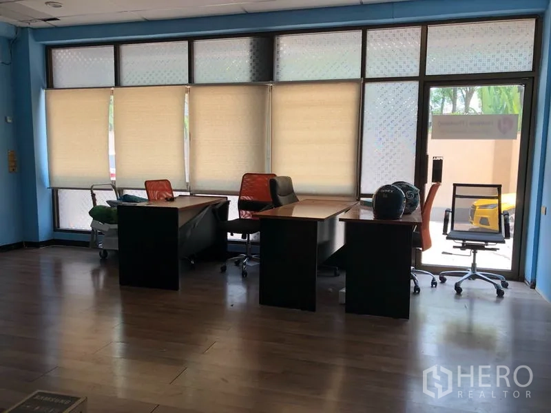 Warehouse for rent in Chatuchak, Bangkok - Ground-floor reception or showroom space with desks and full-height windows.