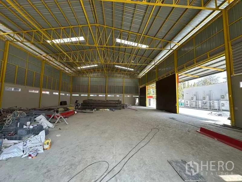 货栈 出租在Lam Luk Ka, Pathum Thani - 仓库内部，高跨钢结构与通风百叶，挑高空间与开阔地面适合仓储作业。