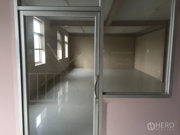 工厂 出租在Lam Luk Ka, Pathum Thani - 夹层上的玻璃办公室，瓷砖地面与采光窗