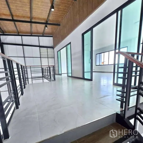 คลังสินค้า ขายในLam Luk Ka, Pathum Thani - โถงชั้นสองพร้อมระเบียงราวเหล็ก และห้องออฟฟิศกั้นกระจก