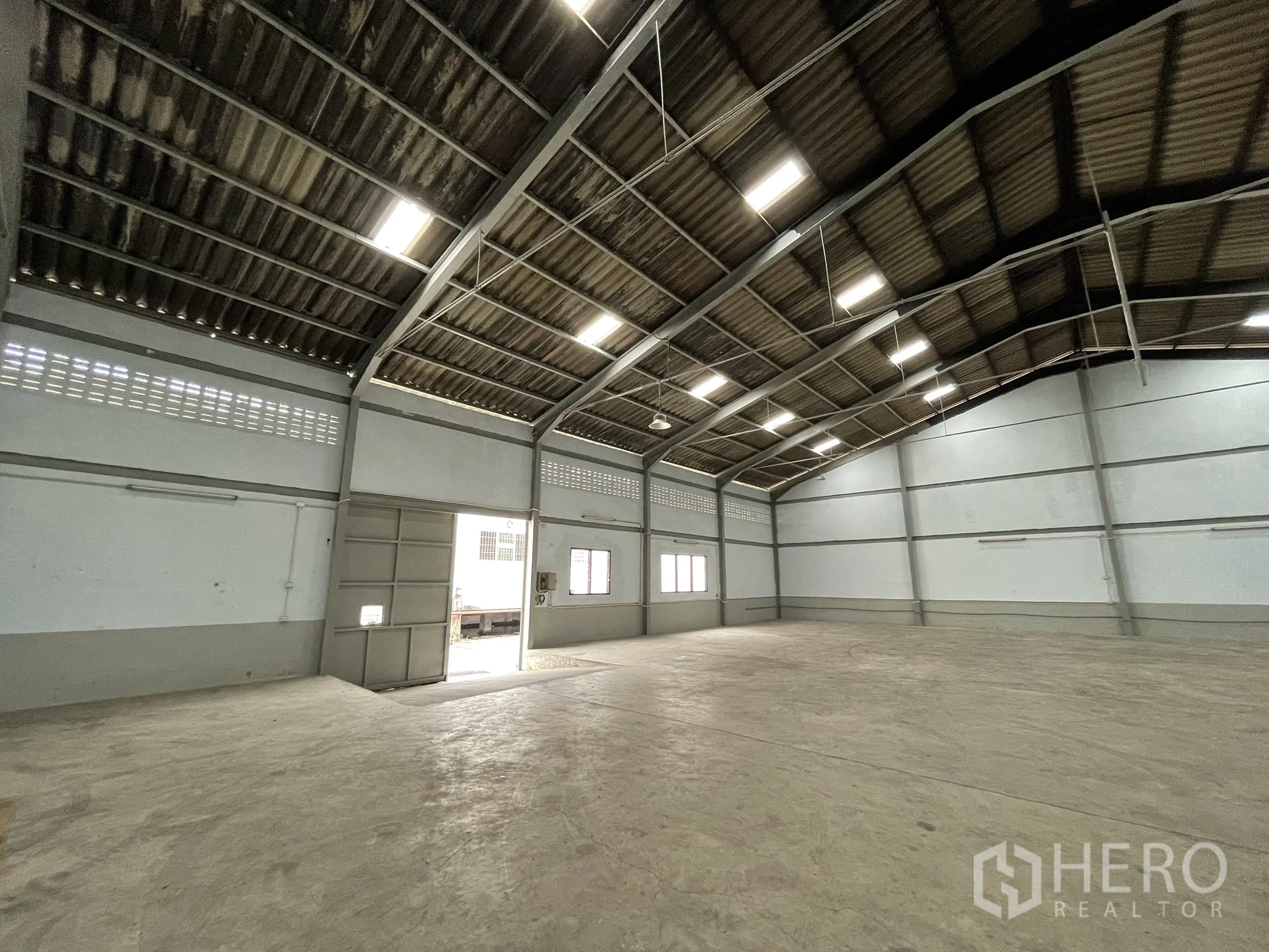 โรงงาน for rent in Mueang Samut Prakan, Samut Prakan - มุมมองภายในเห็นประตูด้านข้าง หน้าต่าง และพื้นโล่งกว้าง