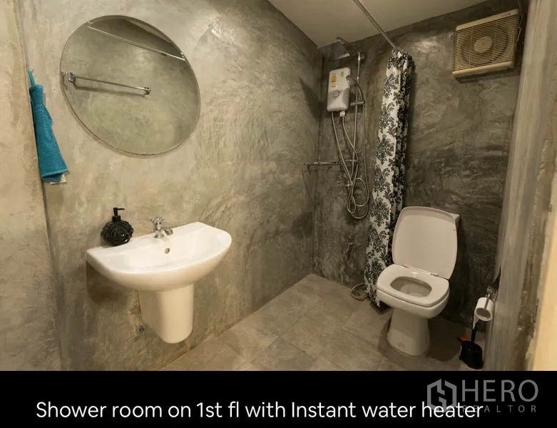 ทาวน์เฮาส์ ให้เช่าในKhlong Toei, Bangkok - ห้องน้ำชั้นล่างพร้อมโซนอาบน้ำ เครื่องทำน้ำอุ่น โถสุขภัณฑ์ และกระจกทรงกลม