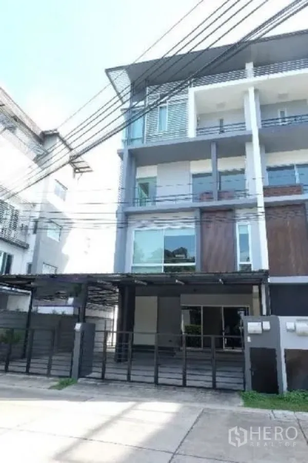 สำนักงานที่บ้าน ให้เช่าในWang Thonglang, Bangkok - ทาวน์โฮมหลายชั้นสมัยใหม่ พร้อมระเบียงและที่จอดรถหน้าบ้าน