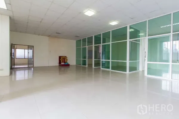 办公空间 出租或出售在Huai Khwang, Bangkok - 大型工作区，绿色框架玻璃隔间与推拉门，可按需改造。