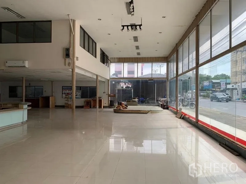 คลังสินค้า ให้เช่าในBang Khen, Bangkok - ฮอลล์โชว์รูมกว้าง ผนังกระจกเต็มความสูง ปูกระเบื้องเงา พร้อมพื้นที่สำนักงานชั้นลอย