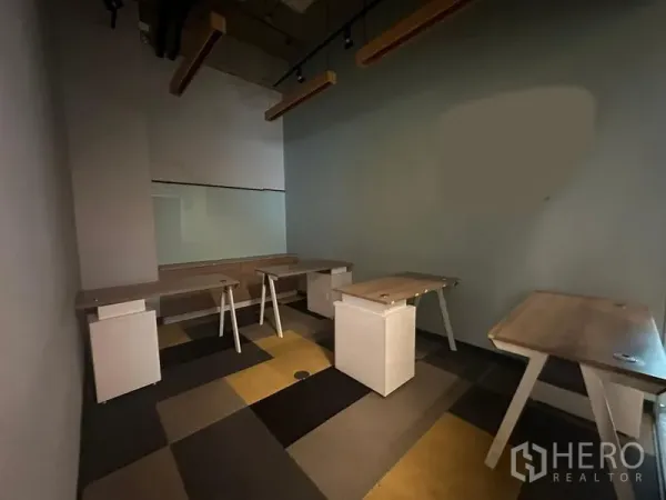 สำนักงาน ให้เช่า - ห้องทำงานพร้อมโต๊ะบิวท์อิน ไฟราง และผนังกระจก