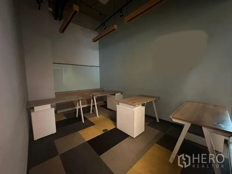 สำนักงาน ให้เช่า - ห้องทำงานพร้อมโต๊ะบิวท์อิน ไฟราง และผนังกระจก