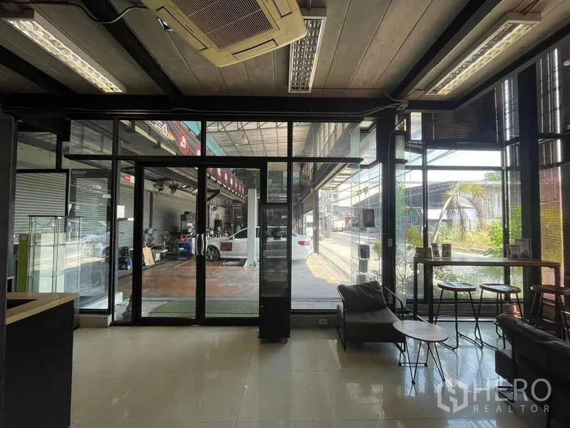 货栈 出租在Lat Phrao, Bangkok - 玻璃围合的办公室与等候区，带空调，可眺望作业区