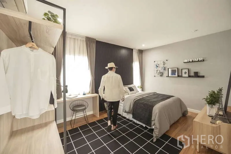 บ้าน ขายในLam Luk Ka, Pathum Thani - ห้องนอนรองอบอุ่น หน้าต่างใหญ่ โต๊ะทำงาน และตู้เสื้อผ้า