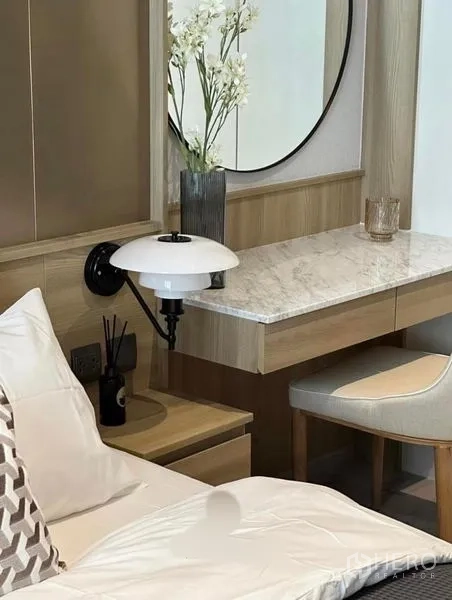 公寓 出租或出售在Watthana, Bangkok - 床边特写：壁灯与大理石梳妆台。