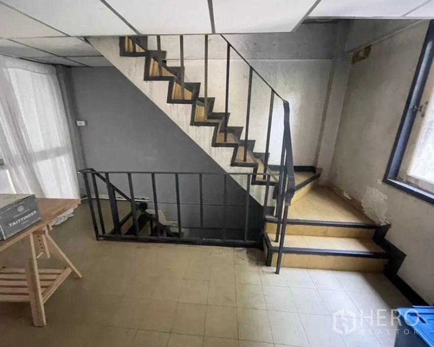 อาคารพาณิชย์ ให้เช่าในWatthana, Bangkok - บันไดคอนกรีตราวเหล็กเชื่อมต่อชั้นลอยกับชั้นบน