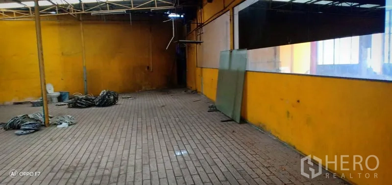 零售空间 出租或出售在Bang Khen, Bangkok - 后勤覆盖空间，砖地与服务通道。