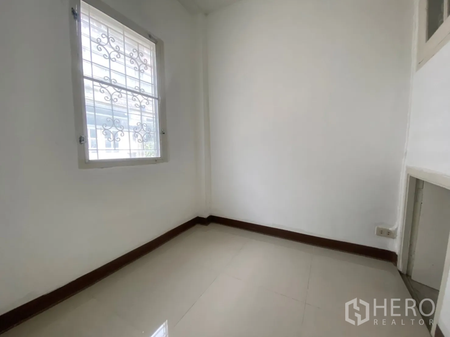 联排别墅 出租在Watthana, Bangkok - 小型女佣房或储物间，带护栏窗和地砖