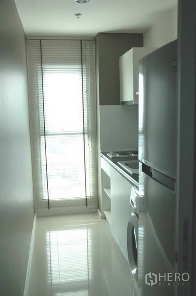 公寓 出售在Khlong Toei, Bangkok - 狭长独立厨房，配高冰箱、水槽、洗衣机与落地窗。