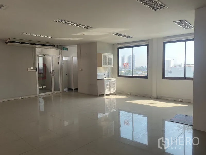 สำนักงาน ให้เช่าในBang Na, Bangkok - มุมออฟฟิศมีแพนทรีพร้อมอ่างล้างจาน หน้าต่างบานใหญ่ และประตูกระจก