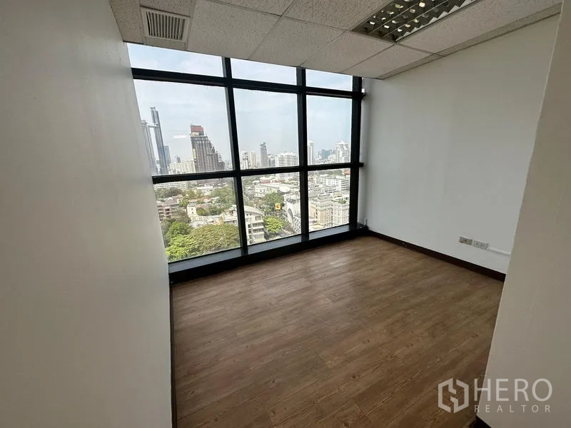 สำนักงาน ให้เช่า - ห้องทำงานส่วนตัว วิวเมืองพาโนรามาทางหน้าต่างกรอบดำบานใหญ่ พื้นลายไม้